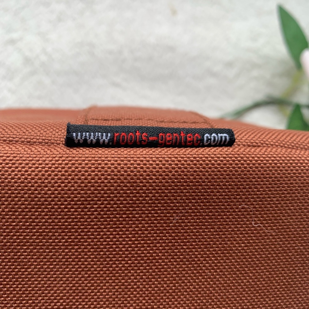 NWOT Roots mini camera bag - Picture 9 of 12